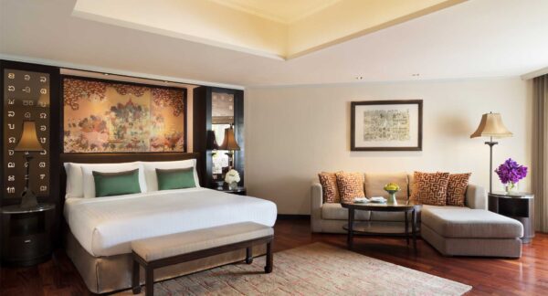 Anantara Riverside Hotel Værelse med komfortabel seng og sofa