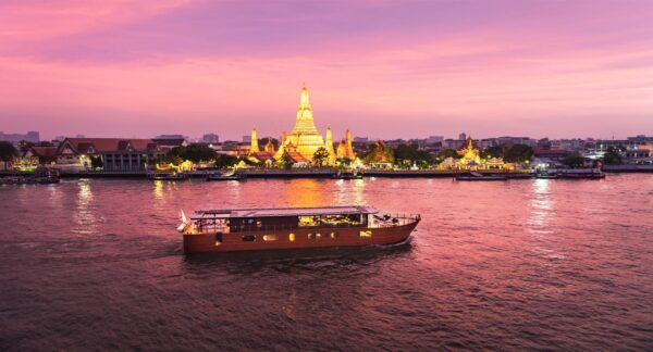 Anantara flodbåd sejler langs floden i Bangkok ved skumring, Thailand