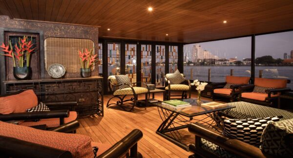Anantara Riverside Bangkoks båd-tematiserede stue med udsigt over byen