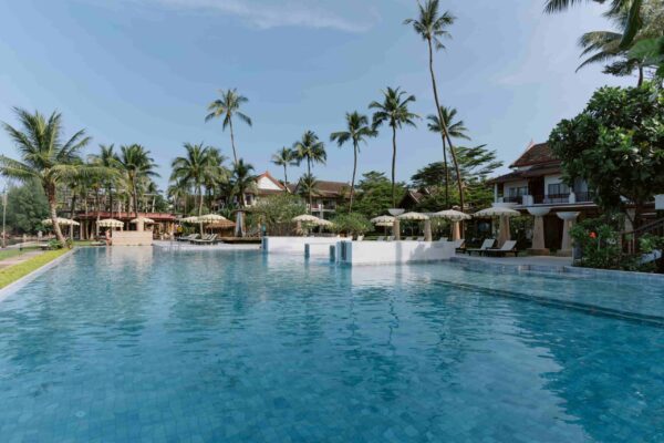 Swimmingpool med palmer på Apsara Beachfront Resort & Villa i Khao Lak