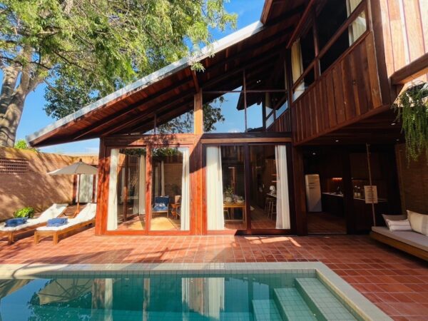 Chiang Saen Boutique Hotel med træhus, Swimmingpool og liggestole - The Hidden Court