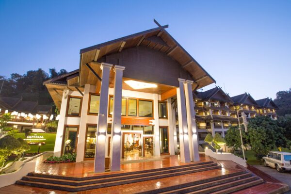 Hotel Athita skjulte hovedindgang i Chiang Saen ved skumringstid