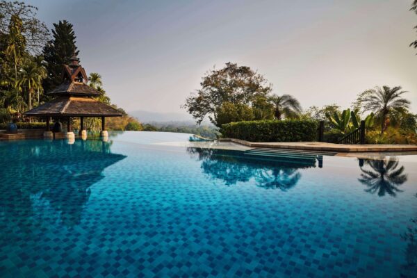 Opdag det fredfyldte Athita Boutique Hotel i Chiang Saens afsondrede Hidden Court. Oplev ro i omgivelser med en swimmingpool beliggende midt
