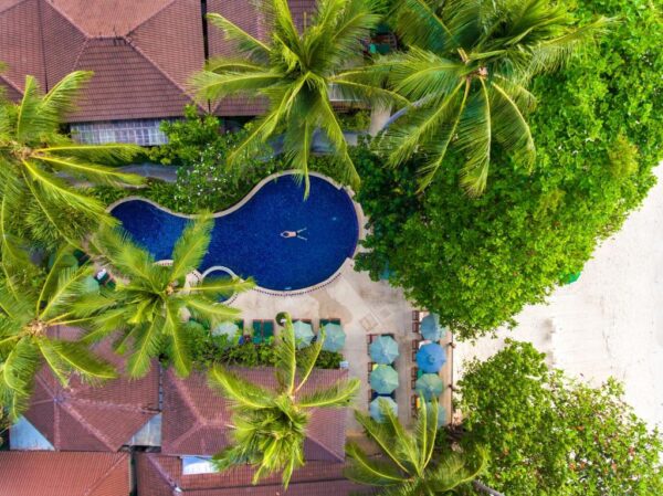 Baan Chaweng Beach Resort luftfoto med pool og palmer