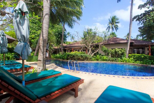 Baan Chaweng Beach Resort swimmingpool med liggestole og palmetræer