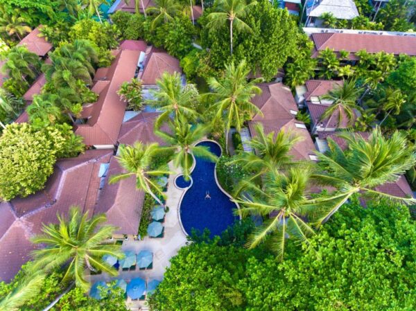  Baan Chaweng Beach Resort set fra fugleperspektiv, omgivet af træer