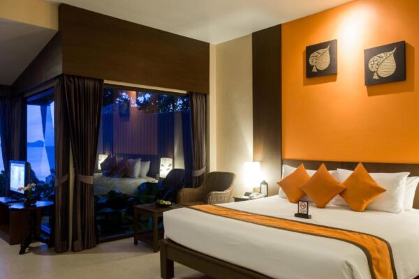 Charmende hotelrum på Baan Chaweng Beach Resort med orange og hvide nuancer