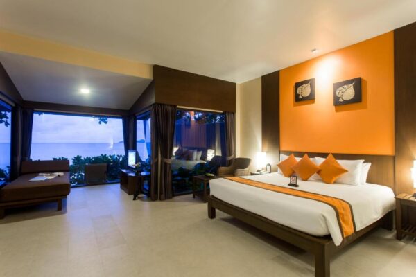 Orange og hvidt soveværelse med havudsigt på Baan Chaweng Beach Resort