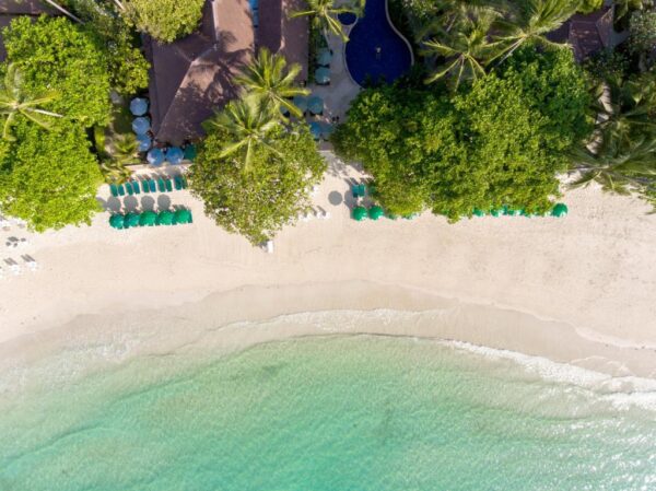 Se Baan Chaweng Beach Resort, beliggende direkte ved stranden med en rolig atmosfære. Resortet er udstyret med luksuriøs spa-faciliteter og