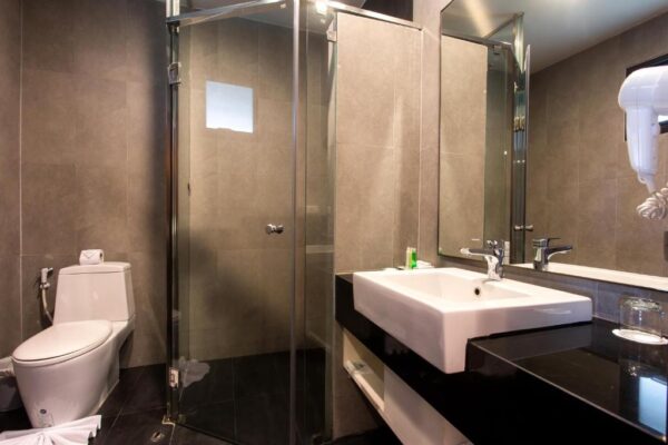 Søg efter billedet af det moderne badeværelse med glasbrusekabine og vask på Baan Chaweng Beach Resort & Spa.