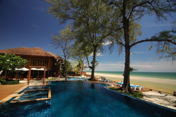 Ejendom ved stranden nær Baan Talay Dao Resort. Har pool ved siden af en ren, hvid sandstrand.
