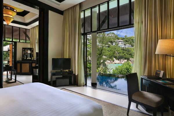 Slap af i et Banyan Tree soveværelse på Samui, med direkte udsigt til poolen. Perfekt for ferie, flugt eller bryllupsrejser med privatliv og