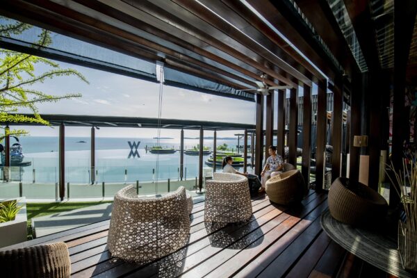 Træterrasse med havudsigt med kurvemøbler på Banyan Tree Samui
