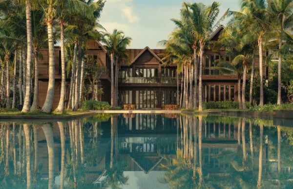 Samui hus med pool omgivet af Banyan træ palmer