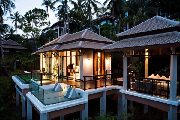 Banyan Tree Samui: Poolvilla i junglen. Vakker, fredelig overnatning omgitt af frodig grøntområde. Komfortable rom med moderne faciliteter.