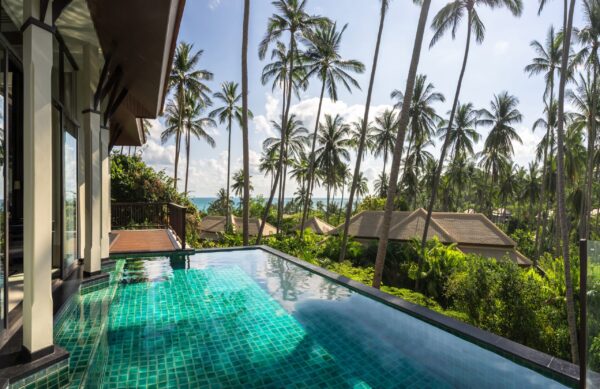Oplev Banyan Tree Samui's pool med udsigt til havet og palmetræer. Perfekt til afslapning i ferien i luksuriøse omgivelser.