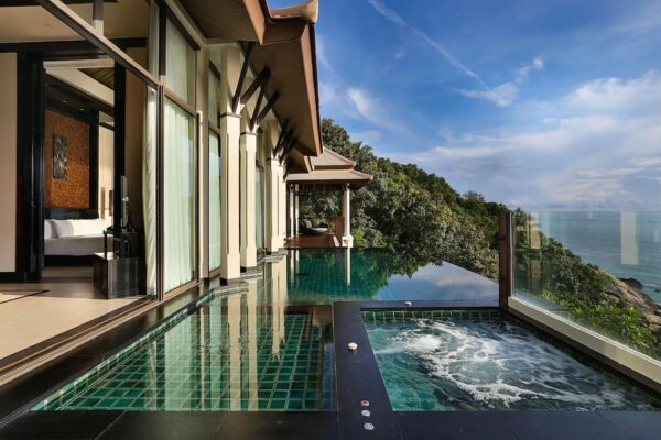 Udsigt over havet fra balkonen på Banyan Tree Samui hotelværelse i Samui