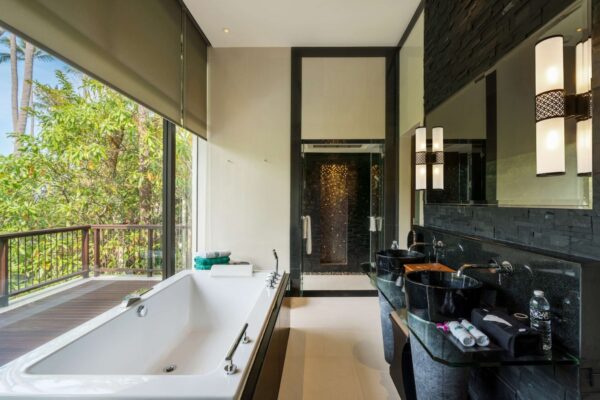 Badeværelse med badekar med udsigt over Banyan Tree Samui Resort