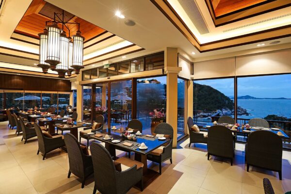 Nyd lækkert køkken på Banyan Tree Samui, en restaurant med havudsigt. Nyd en række forskellige retter, mens du har udsigt over det