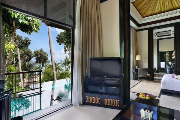 Hotelværelse med balkon og pooludsigt på Banyan Tree Samui