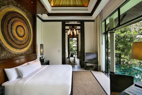 'Komfortabelt soveværelse med stor seng og stort vindue i Banyan Tree Samui resort'