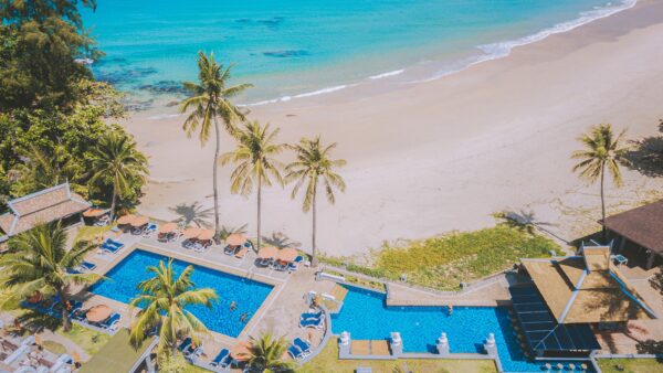 Se billedet af det voksne resort, Beyond Resort Karon, beliggende direkte ved strandkanten med en fantastisk udsigt fra luften over de