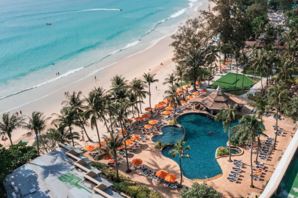 Luft Beyond Resort Kata, strandresort beliggende i Phuket, Thailand. Luksus tropisk ferie med klart turkisblåt vand og hvide sandstrande.