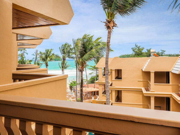 Nyd en rolig ferie på et Kata resort med balkon og betagende udsigt til stranden og havet