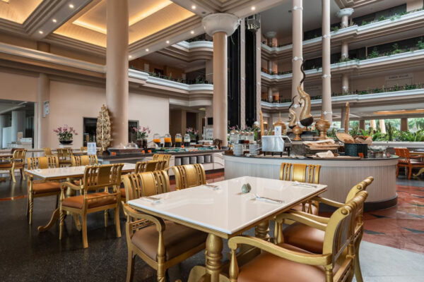  Beyond Resort Kata lobby med mange borde og stole til gæsternes komfort