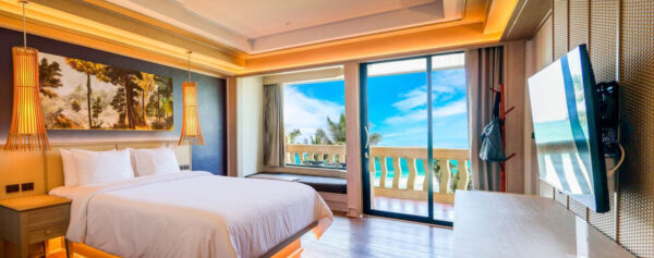 Find stor komfort og betagende havudsigt ved Beyond Resort Kata. Med en rummelig seng og moderne faciliteter er det ideelle valg for din