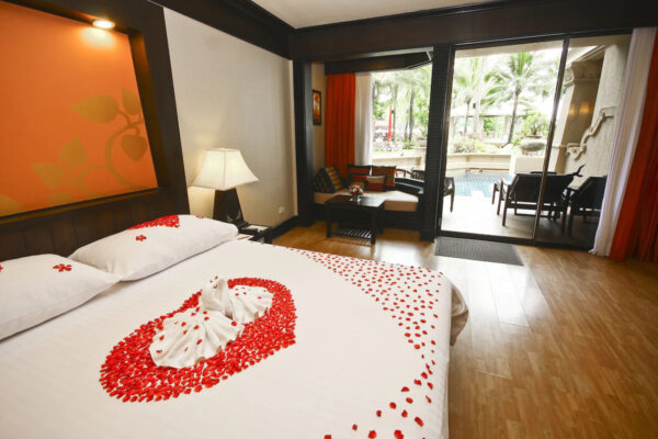Romantisk indrettet værelse på Beyond Resort Kata med rødt hjerte på sengen