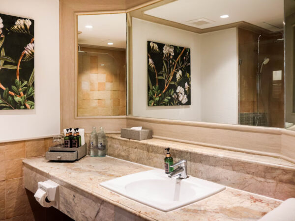 Resort badeværelse med håndvask og spejl