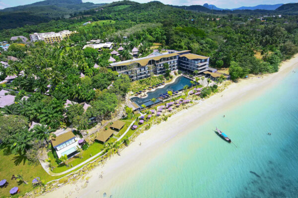 et resort i Krabi fra luftperspektiv, beliggende direkte på stranden