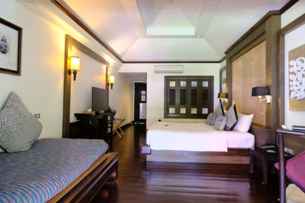 Bodhi Serene Hotel værelse med komfortabel seng og fladskærms-tv