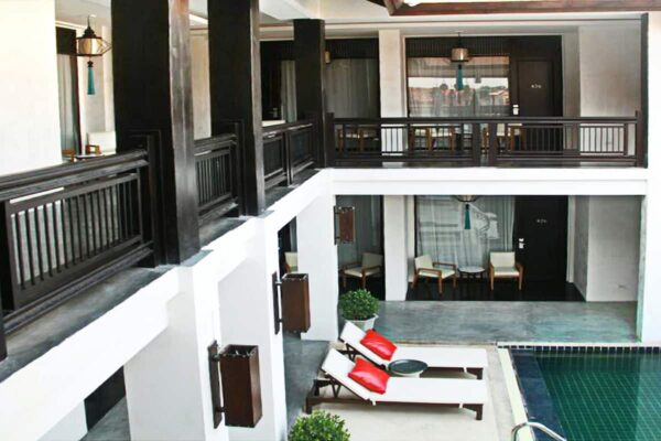 Find et luksuriøst hotel i Chiang Mai med udendørs pool og opholdsområde med balkon på Bodhi Serene Hotel