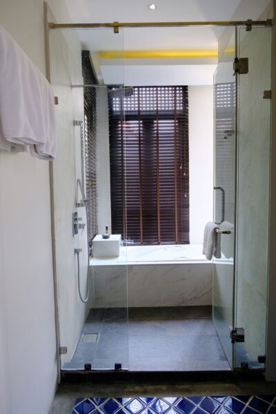 Moderne badeværelse med glasbrusekabine på Bodhi Serene Hotel