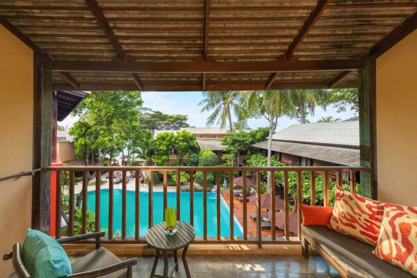 Phangan Buri Rasa Village, indkvartering med balkon med udsigt over en fredfyldt pool og grønne træer