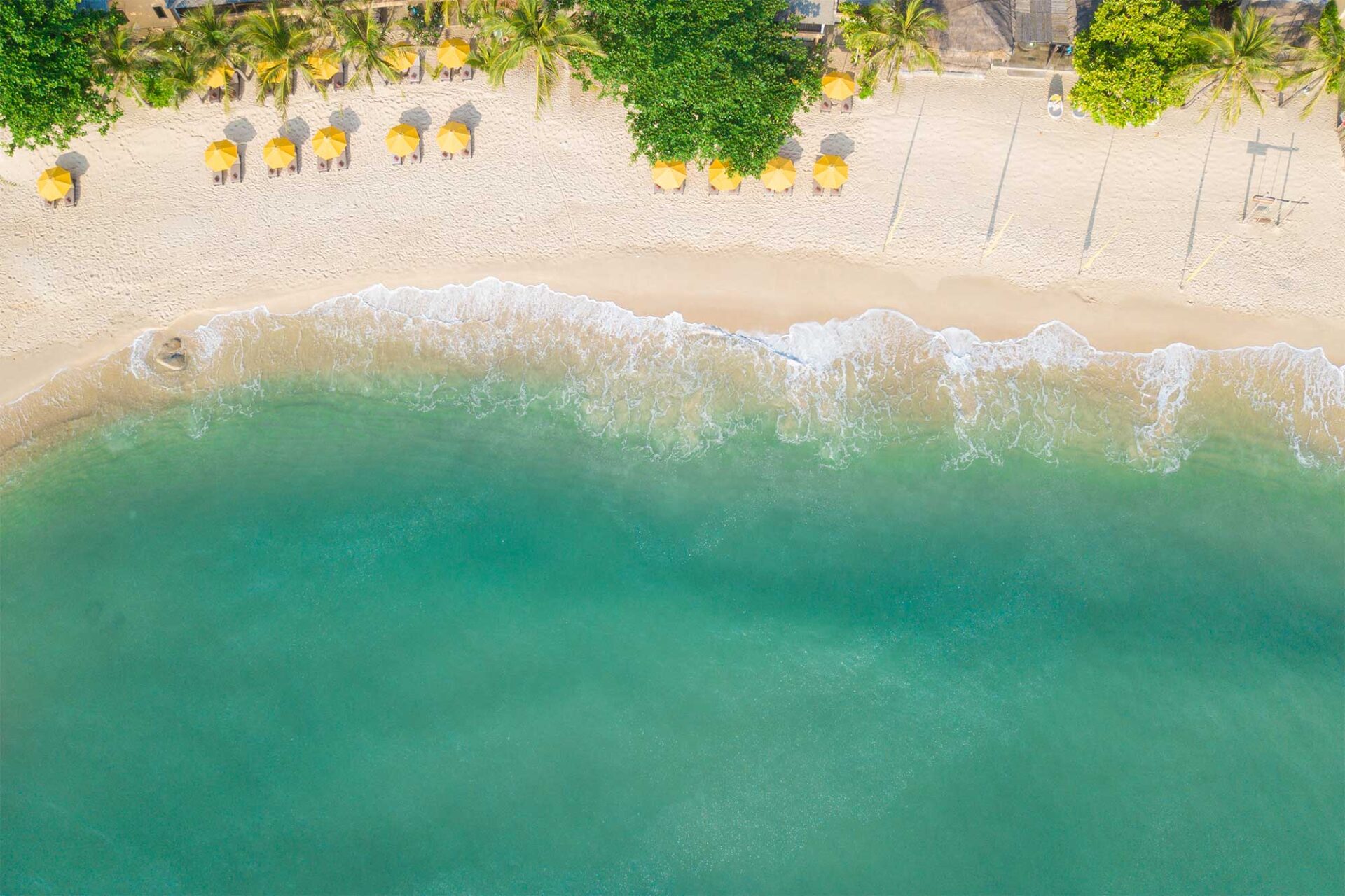 Luft Phangan strand, Buri Rasa Village med paraplyer og stole