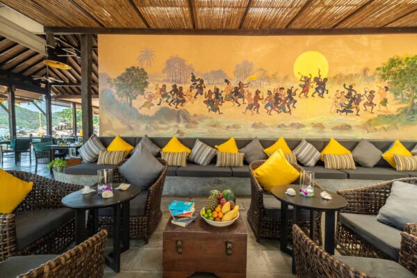 Billeder af Buri Rasa Village restaurant med fletmøbler og vægmaleri