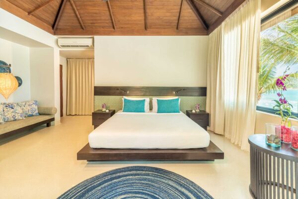 Soveværelse med havudsigt i Buri Rasa Village på Phangan Island med behagelig seng