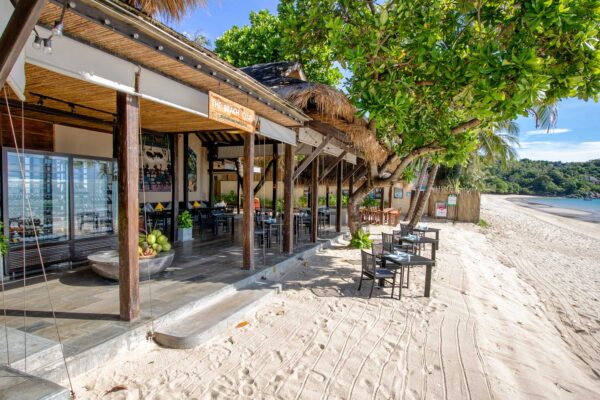 Restaurant med bord og stole på stranden, Phangan's Buri Rasa Village