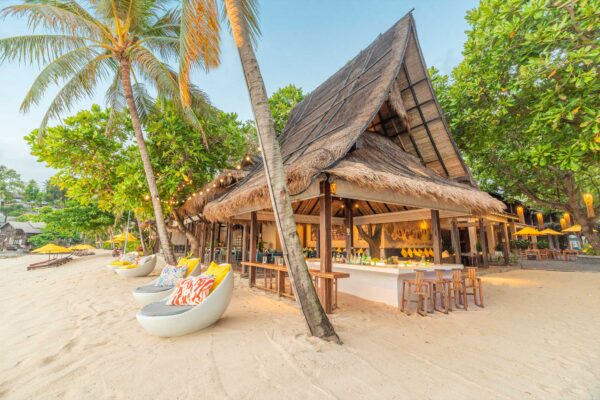Restaurant på stranden med stråtag, Buri Rasa Village Phangan