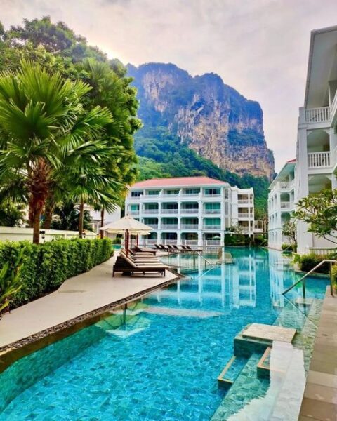 Swimmingpooludsigt på Centara Resort med bjerglandskab i baggrunden