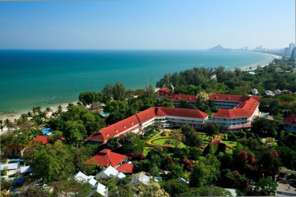 Luft Centara Grand Beach Resort i Hua Hin, tæt på havet. Oversigts resortets faciliteter og det omkringliggende landskab.
