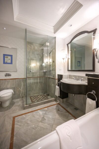 Luksuriøst badeværelse med bruser og håndvask på Centara Grand Beach Resort, Hua Hin