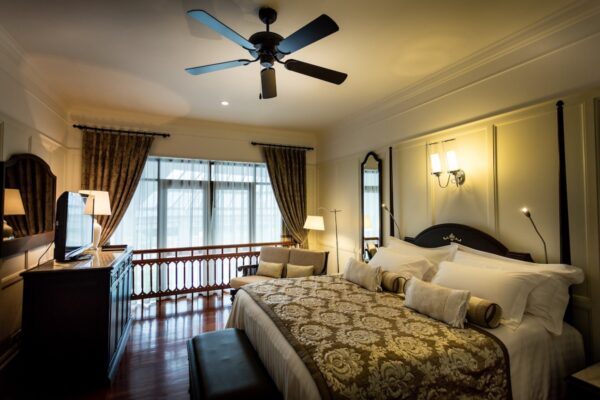 Centara Grand Beach Resort Hua Hin rummelige soveværelse med trægulve og loftsventilator