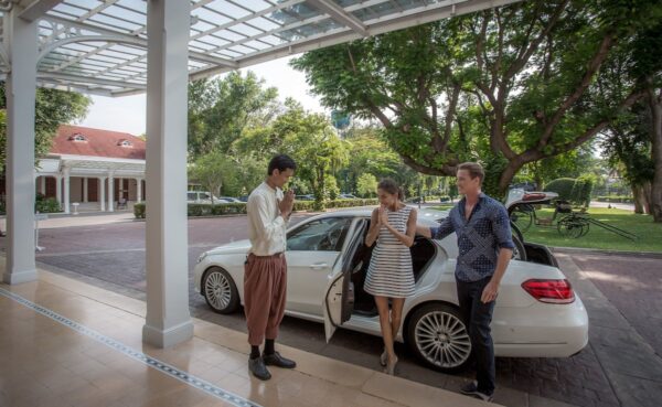 Centara Grand Beach Resort Hua Hin parkeringsplads med hvid bil og to personer stående