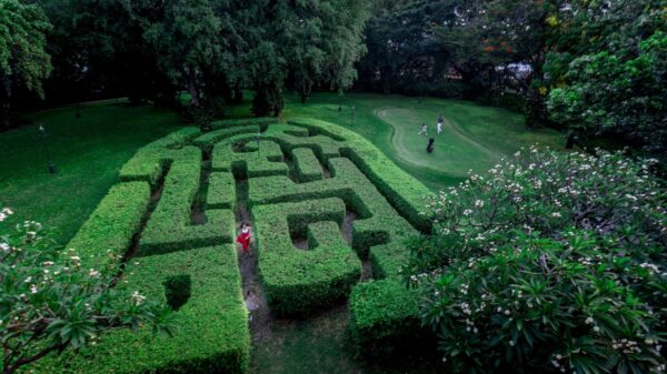  en person, der går gennem en labyrint i Hua Hin park