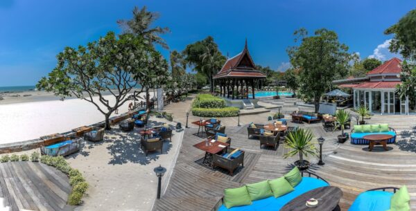 Centara Grand Beach Resort Hua Hin luftfoto, borde og stole ved stranden