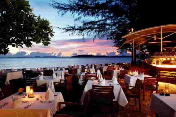 Beachfront restaurant at twilight i Villas Krabi, Centara Grand Beach Resort. Spis med udsigt over havet, med udendørs siddepladser til